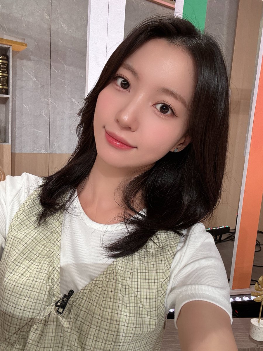 8_OHMYGIRL's tweet photo. [#OHMYAir] 잠시 후 7시 10분, ‘KBS1 이슈 Pick, 쌤과 함께’에 #유빈 이 출연합니다 📖📝
오늘도 유빈이랑 교양 쌓으며 알찬 일요일 보내요 🤍

#오마이걸 #OHMYGIRL #OMG https://t.co/CxvNtwZdIS