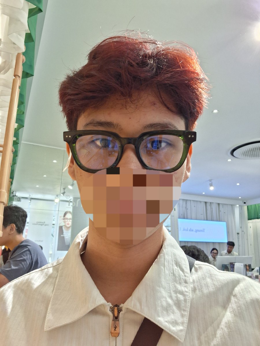 blahniq's tweet photo. galau bgt help me pick dong... yg oval item atau yg kotak ijo... #delsoon https://t.co/KyRi2ipFY7