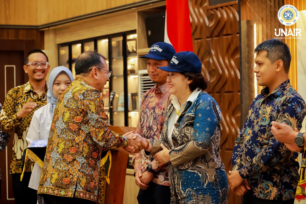 Unair_Official's tweet photo. Siap mengabdi, siap berdampak 💙 

Pelantikan Garda Ksatria Airlangga (GARKA) sebagai Satgas Tanggap Bencana  dan pelepasan Tim Ekspedisi Patriot (TEP) menjadi langkah nyata UNAIR dalam menumbuhkan semangat kemanusiaan, kepedulian, dan pengabdian https://t.co/tGsjQB6vMf