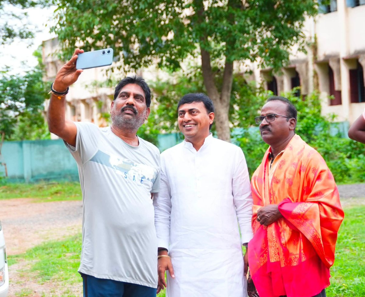 RakeshReddyBRS's tweet photo. భవిష్యత్ ను బాగుచేసుకోవడానికి ప్రతి ఉదయం ఒక కొత్త అవకాశం.

వరంగల్ ఎల్బీ కళాశాలలో వాకర్స్ అసోసియేషన్ ఆత్మీయ సోదరులను మర్యాదపూర్వకంగా కలుసుకోవడం జరిగింది.

ఈ సందర్భంగా హన్మకొండ వాకర్స్ అసోసియేషన్ అధ్యక్షులు పాపయ్య గారిని, వరంగల్ వాకర్స్ అసోసియేషన్ అధ్యక్షులు దాసరి సుధాకర్ గారిని సత్కరించడం జరిగింది. 

వివిధ ప్రభుత్వ శాఖల్లో తమ విలువైన సేవలందించిన రిటైర్డ్ ఉద్యోగిస్తులను, సమాజంలో వివిధ రంగాల్లో విశేషమైన సేవలందిస్తున్న మిగతా పెద్దలతో ఫలప్రదమైన ఉదయాన్ని గడపడం జరిగింది.

#MorningWalk #Fitindia