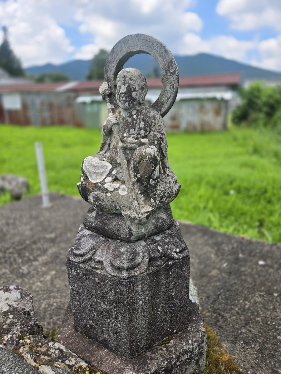 FDG_official01's tweet photo. 愛知県唯一とされる貞治の石仏。こんなところにあるなんて…俺じゃなきゃ見逃しちゃうね！

#貞治の石仏 #信州高遠 #石工 #FDG #フィールドディスカバリーゲーム #FDG設楽 https://t.co/ROCqLXsPEF