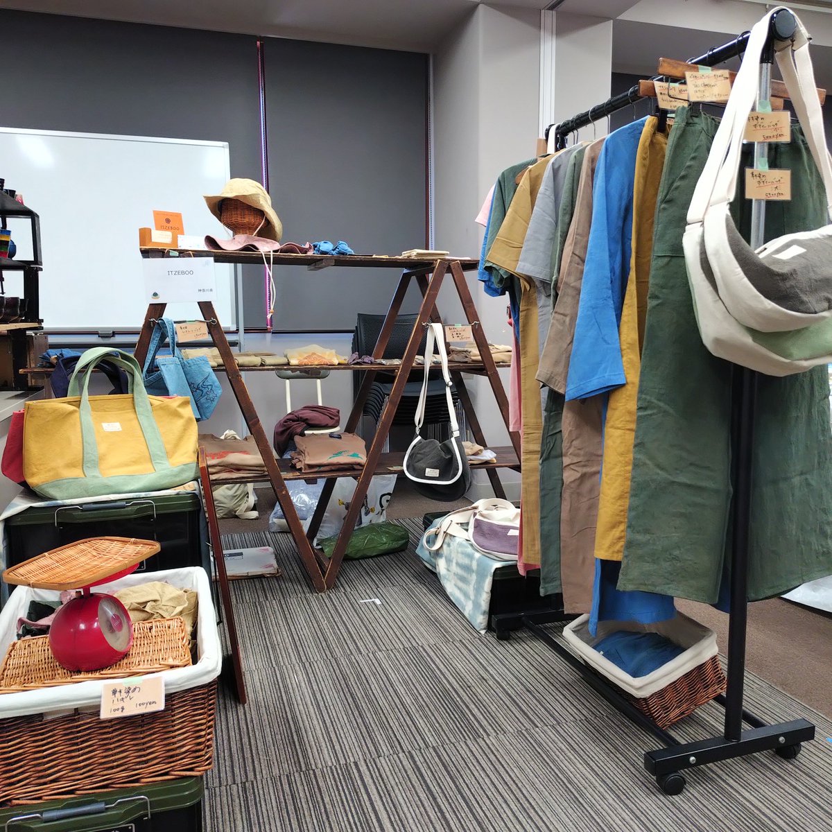 itzeboo's tweet photo. 「柏崎クラフトフェア」にてITZEBOOのブースに足を留めていただいた方に心より御礼を申し上げます🙇

スタッフ、Tさまに教えてもらった柏崎名産の「もずく」枝豆が旬なんで搬出後に原信さんでお土産として購入🫛

#ITZEBOO
#草木染め
#べんがら染め
#柏崎文化会館アルフォーレ
#柏崎クラフトフェア https://t.co/Hv5AHLoUz1
