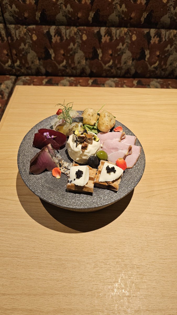 NochiONO's tweet photo. 鰹の藁焼き長崎 本マグロ赤身醤油麹漬け宮城 炙り〆サバとフルーツトマトのマリネ玉蜀黍とひじきのゼッポリーニ麩柳商店の生麩 モッツァレラチーズ キャビアのブルスケッタ牡蠣の燻製とブルーチーズのポテトサラダ瀬戸地愛豚 ロースハム

いくら出せます？？2人で食べる想定 https://t.co/67Qio6iBpF