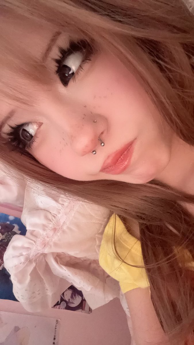 ThugBBCBaiter's tweet photo. I have an autistic fixation with Egirl makeup. Specifically the shiny contoured nose makeup, something about it is so triggering 🥴 https://t.co/giK6OeAE2p