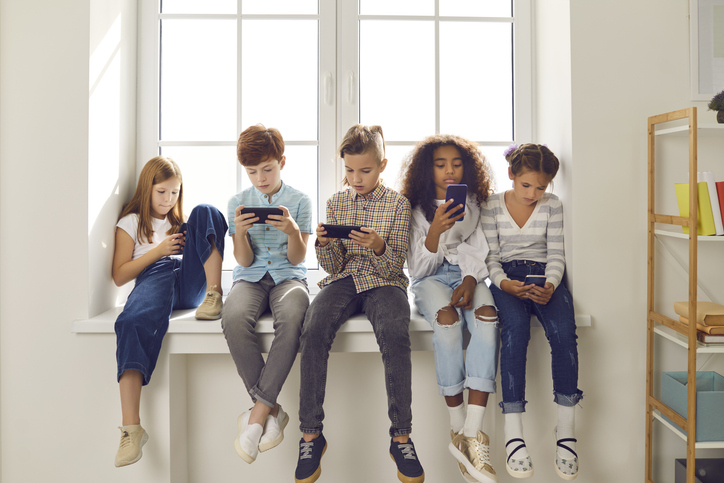 cd_tecnocosas's tweet photo. ¿Cuál es el mejor teléfono para niños? La clave no está en las prestaciones técnicas, sino en un diseño pensado desde el origen para su edad y su autonomía.

👉 https://t.co/xw0zHNlXyn

#PrimerMóvil #NiñosYTecnología #SeguridadDigital https://t.co/KefEBvuzJt