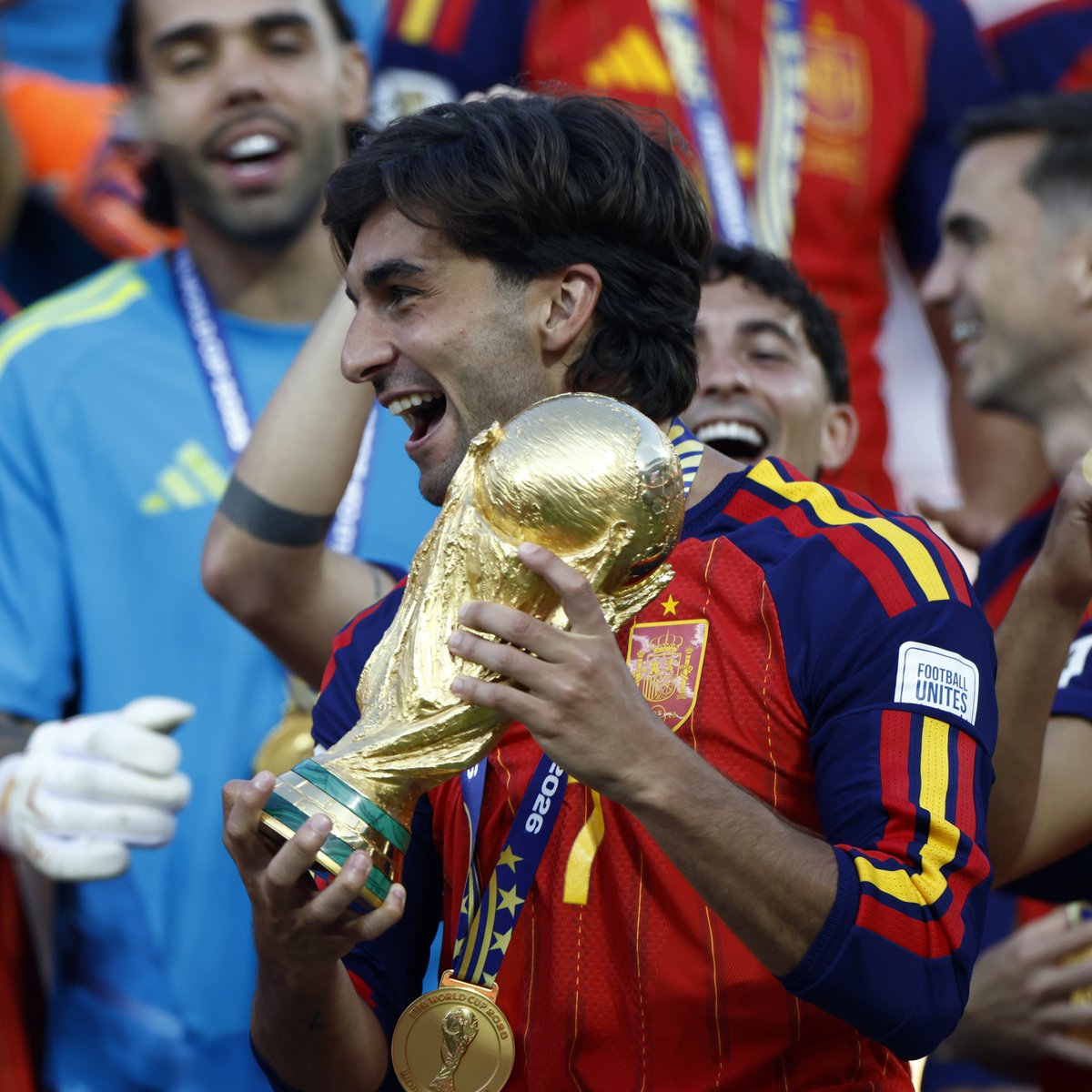 LaLiga's tweet photo. 🥰 Una de las fotos de tu vida, @FerranTorres20. 

#LALIGAEsMundial | @SEFutbol https://t.co/9bADAPWqQf