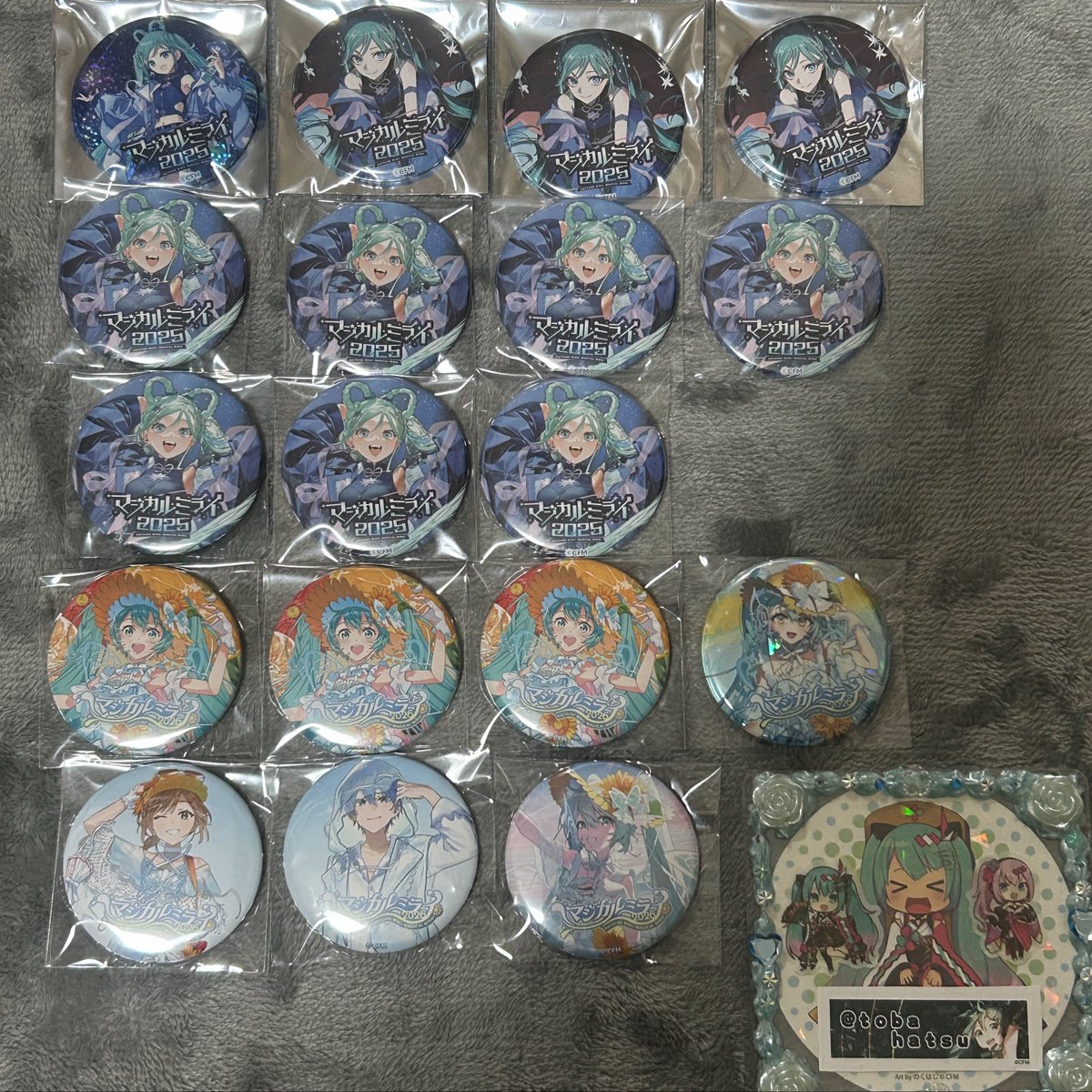 tobahatsu's tweet photo. 【交換・譲渡】マジカルミライ 缶バッジ

[譲]
初音ミク
KAITO
MEIKO

[求]
アクキー：ミク
缶バッジ：ミク(八三ver)・ルカ
定価＋送料(MEIKO、浜松ミクのみ)

・初回プロカ必読
・郵送取引
・求品は買取も行っております(2点〜)
・キラキラはMEIKO>浜松ミク含む交換 もしくは、複数纏めての方優先 https://t.co/dvx9HQ9juT