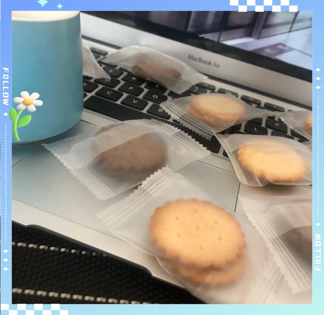 uhoi16's tweet photo. Just grabbed a bag of crispy salted egg yolk potato chips—sharing the snack joy with my squad right now! Who’s your go-to late-night munch https://t.co/HBhzwOsepk