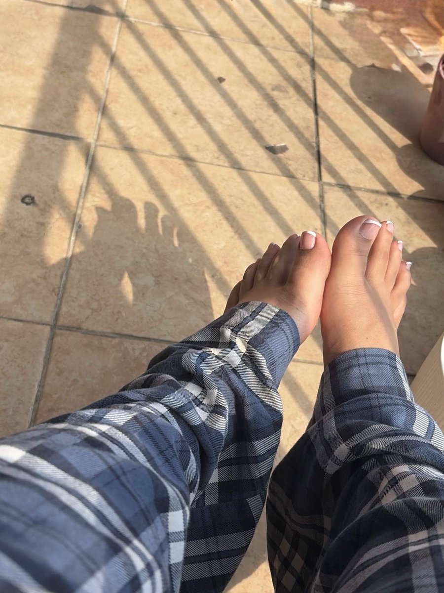paywy_'s tweet photo. like if you'd let my feet rob you :3 https://t.co/P45U2mHjyg