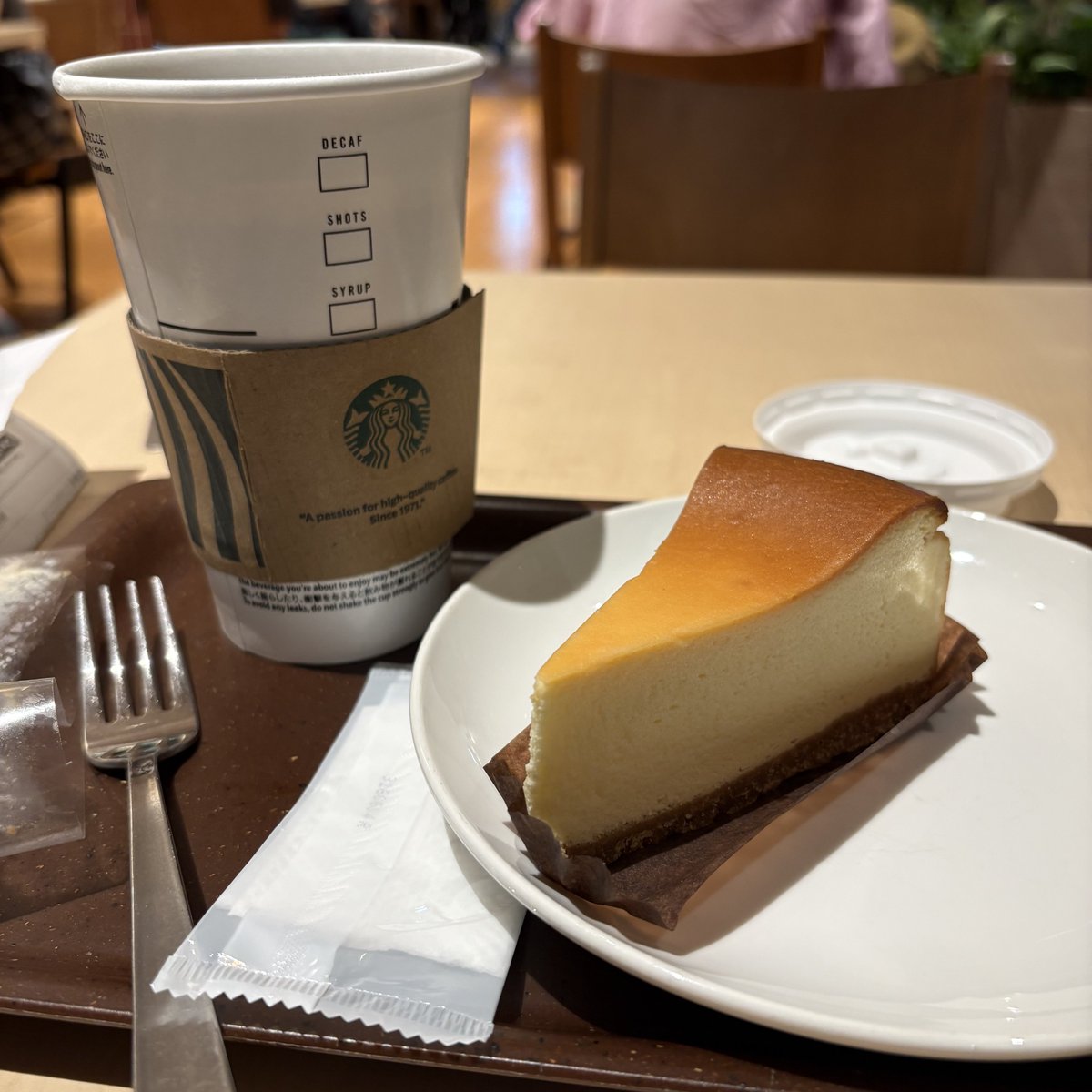 uto_midori's tweet photo. 明日、健康診断なので、今夜は夕飯を食べない。その代わりにスタバでチーズケーキを食べる。 https://t.co/AgRM1eJKfo