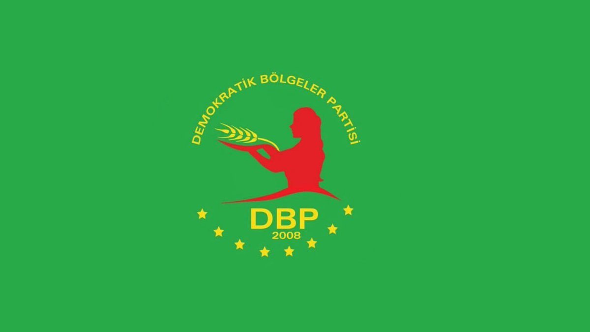 DBP_GenelMerkez's tweet photo. Türkiyeli sosyalist gençlerin Rojava ile dayanışmak için 20 Temmuz 2015’te toplandıkları Suruç’ta patlayan bomba, 33 devrimci-sosyalist genci katletti, yüze yakın insanı yaralı bıraktı.

DAİŞ'in Türkiye'de karanlık yüzünü gösterdiği bu ilk saldırıdan sonra ne yazık ki, cezasızlık, sorumsuzluk ve sınırlarlardaki keyfiliğin getirdiği başka saldırı ve katliamlar gerçekleşti. Suruç katliamından sonra açılan davalar tam bir hukuk garabetine dönüştü. Bombayı koyanlar cezalandırılmadığı gibi Suruç yaralısı onlarca kişi gözaltına alınıp tutuklandı.  

20 Temmuz Suruç katliamı, halkların ortak geleceğine ve dayanışma iradesine yönelmiş ağır bir saldırı olarak tarihe geçti. Bugün Suruç katliamına verilecek en büyük yanıt Barış ve Demokratik Toplum Sürecini başarıya ulaştırmak olacaktır. Suruç gençlerinin ideali olan ortak, eşit ve özgürce bir yaşamı inşa etmek en temel görevlerimizden biri olmalıdır. 

33 düş yolcusunun devrimci idealleri için mücadeleye devam edeceğimizin, birlikte ve özgürce yaşayacağımız bir ülkeyi inşa edeceğimizin sözünü veriyor, anıları önünde saygıyla eğiliyoruz.