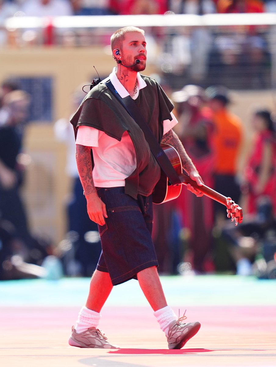bieber_japan's tweet photo. ＼⚽️FIFA World Cup Halftime Show⚽️／
FIFAワールドカップ決勝史上初となる公式ハーフタイムショー フル映像が公開！！
#ジャスティン・ビーバー がパフォーマンスした「EVERYTHING HALLELUJAH」は、日常のささやかな出来事や大切な人への感謝を”ハレルヤ”という言葉で表現した、希望に満ちた楽曲✨

アコースティック・ギター1本と歌声で魅せたジャスティンのパフォーマンスを、ぜひ映像でご覧ください🎤✨

🔗: https://t.co/PLai5OOseN
