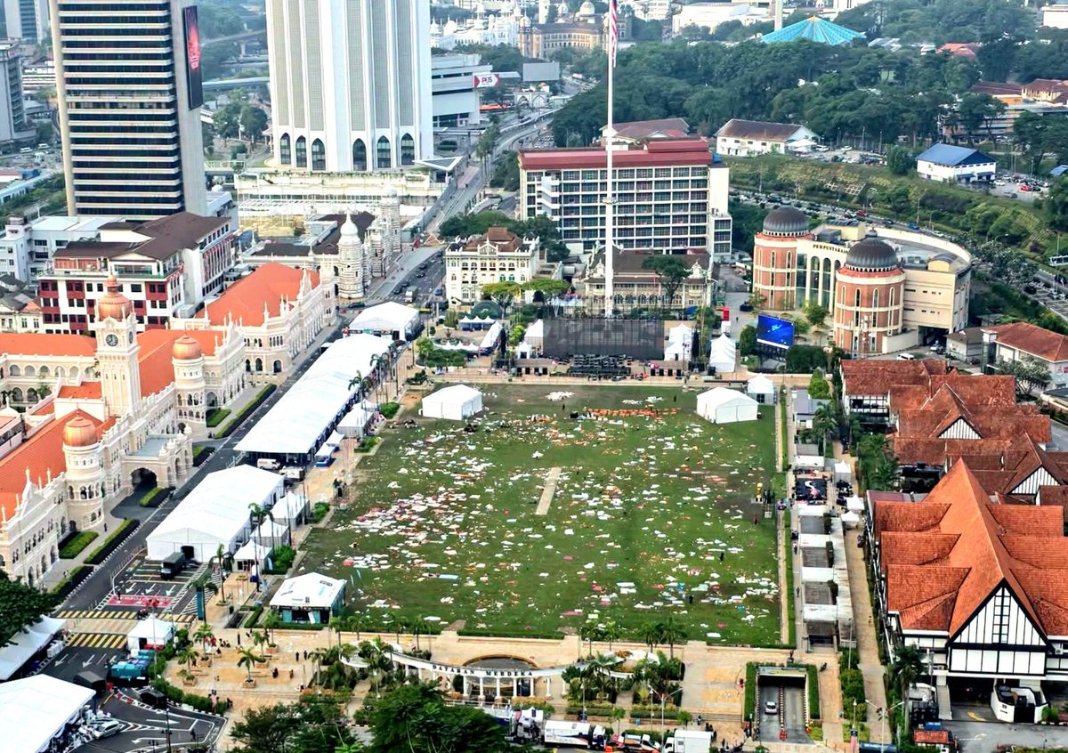 KL_Reporter's tweet photo. Spain 1 – Argentina 0
Malaysia 0 : defeated by the uncivil behavior of spectators who littered #Dataran Merdeka during the live screening of the 2026 #FIFA World Cup Final.
Kuala Lumpur City Hall lamented the lack of civic-mindedness among visitors in maintaining cleanliness. https://t.co/7W7DhCyBDm