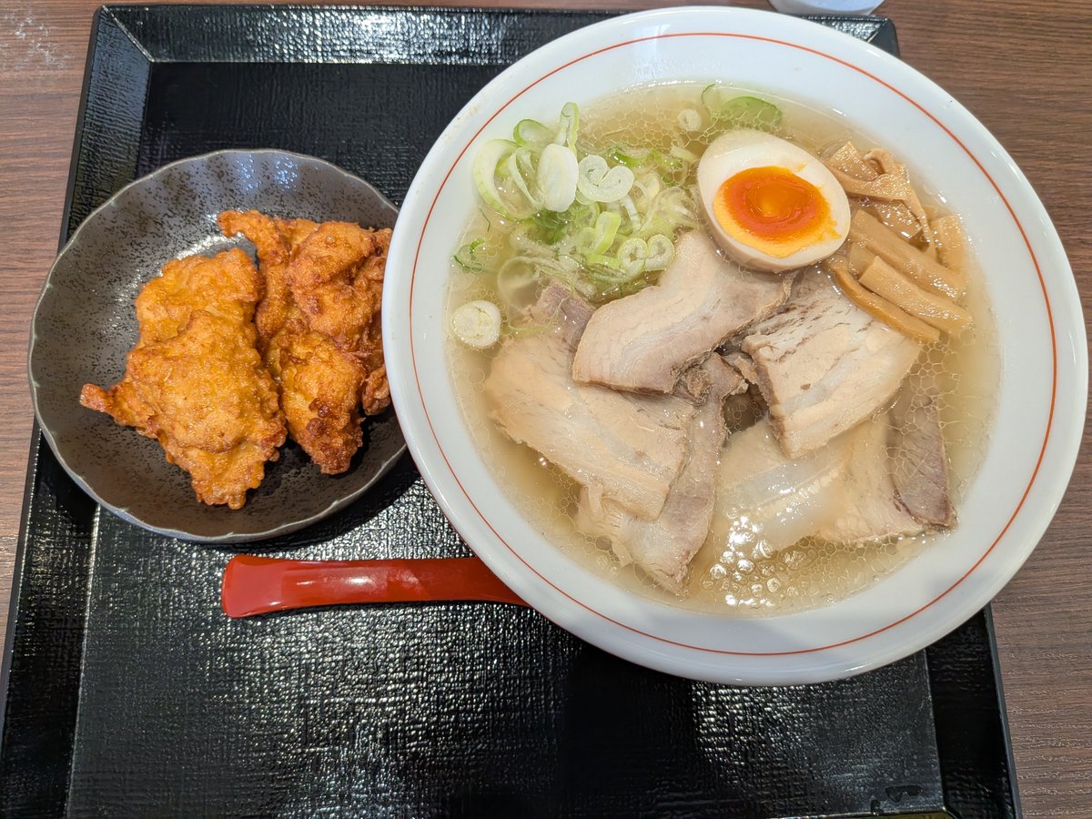 rupi_oku's tweet photo. マハロダイニング@小鶴新田で新田肉中華そばと唐揚げ。貝の風味が効いてるスープが美味しかった。チャーシューもちょうど良い柔らかさと味つけが好みだった。唐揚げは薄い衣がパリッとしてて下味がちょうど良くって美味しい。ゴチです。 https://t.co/BwaV7xOEC7