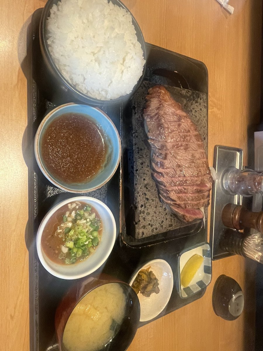 kuruwano's tweet photo. 連休が終わる恐怖が襲ってきたから思考能力を鈍らせるためにドカ食い💢 https://t.co/gB6uCKfjsQ