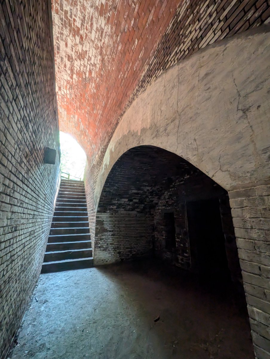 tomtomDUCA's tweet photo. 少しまわり道してプチノスタル🤠
旧深山第1砲台跡
友ヶ島にほど近い戦争遺構です
船に乗らずにノスタル気分を味わえます
道中汗をかいたらすぐ近くの国民宿舎で温泉に入るのも良いです😚♨️
#ノスタルジックツーリング
#休暇村紀州加太 https://t.co/eZnwrzXcU1