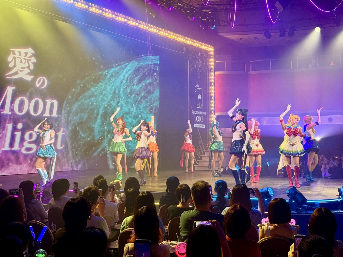 nagi_nagio's tweet photo. 初めてセーラームーンの世界浴びて来た！🌙
何度も出演経験のあった劇場、品川のクラブexが今セーラームーンの専用劇場になってて観劇してきた
むちゃくちゃ楽しかったですわー😁
ジュピター役の後藤萌咲ちゃん、動きキレキレ
今回誘ってくれたました
そ言えば彼女との初共演もクラブexやったなー（ドラマチックハイスクール）

キャラクターくらいしか分からない私みたいなおっさんでも十分に楽しめるステージになってた👏
showではセーラー戦士が客席まで来てくれて目の前を通ってくれます、、
おっさん目が合うたびにドキドキやん困ったやん😅、、
毎日やってるてすごいなー…
また見に行きたい😁

席は仮面さんの席でした🎩
なだぎタケシード仮面