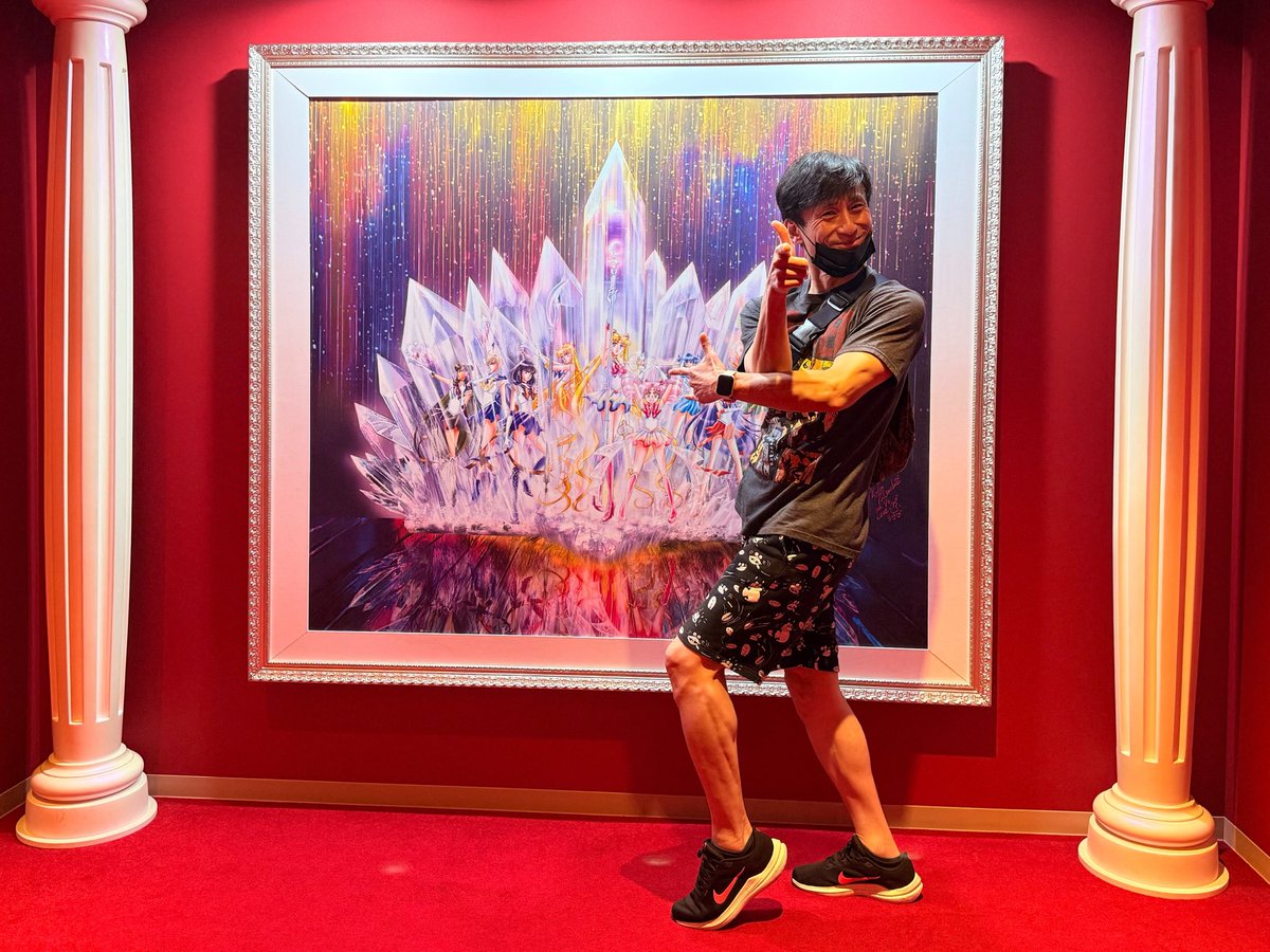 nagi_nagio's tweet photo. 初めてセーラームーンの世界浴びて来た！🌙
何度も出演経験のあった劇場、品川のクラブexが今セーラームーンの専用劇場になってて観劇してきた
むちゃくちゃ楽しかったですわー😁
ジュピター役の後藤萌咲ちゃん、動きキレキレ
今回誘ってくれたました
そ言えば彼女との初共演もクラブexやったなー（ドラマチックハイスクール）

キャラクターくらいしか分からない私みたいなおっさんでも十分に楽しめるステージになってた👏
showではセーラー戦士が客席まで来てくれて目の前を通ってくれます、、
おっさん目が合うたびにドキドキやん困ったやん😅、、
毎日やってるてすごいなー…
また見に行きたい😁

席は仮面さんの席でした🎩
なだぎタケシード仮面