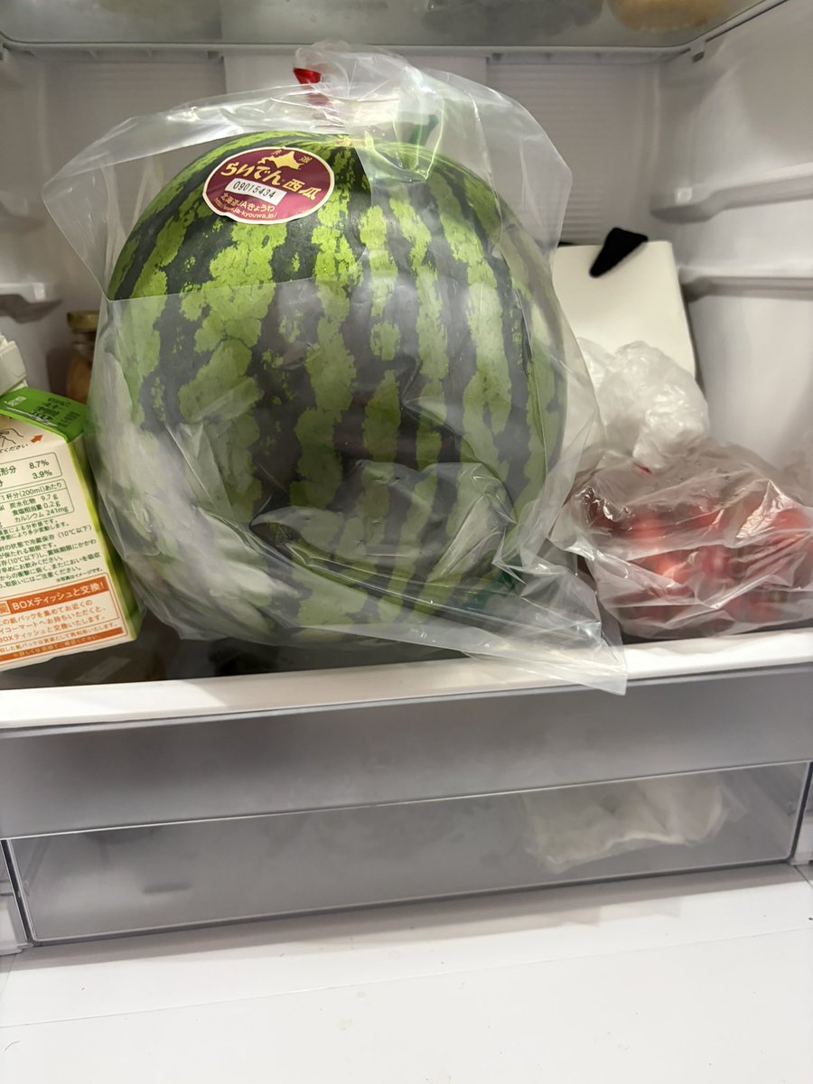 cafetointeria's tweet photo. 大きな「らいでんスイカ」🍉
独り身のスタッフは大きなスイカは
中々購入が困難なので
嬉しそうに食べる笑顔が嬉しくて
9階オフィスの冷蔵庫でガンガン冷やし😁
美味しいスイカでしたが
カットした写真忘れました💦
お客様のアラモードにもトッピングを✨
#らいでんスイカ 
#プリンアラモード https://t.co/s89wdP7RAC