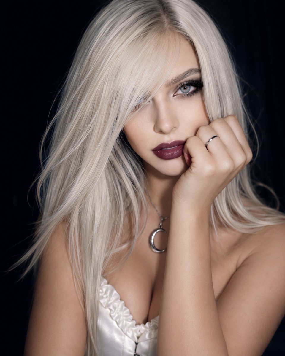 SeraphineVeil's tweet photo. Would you date me? 🤔 https://t.co/nhlZiBWb40