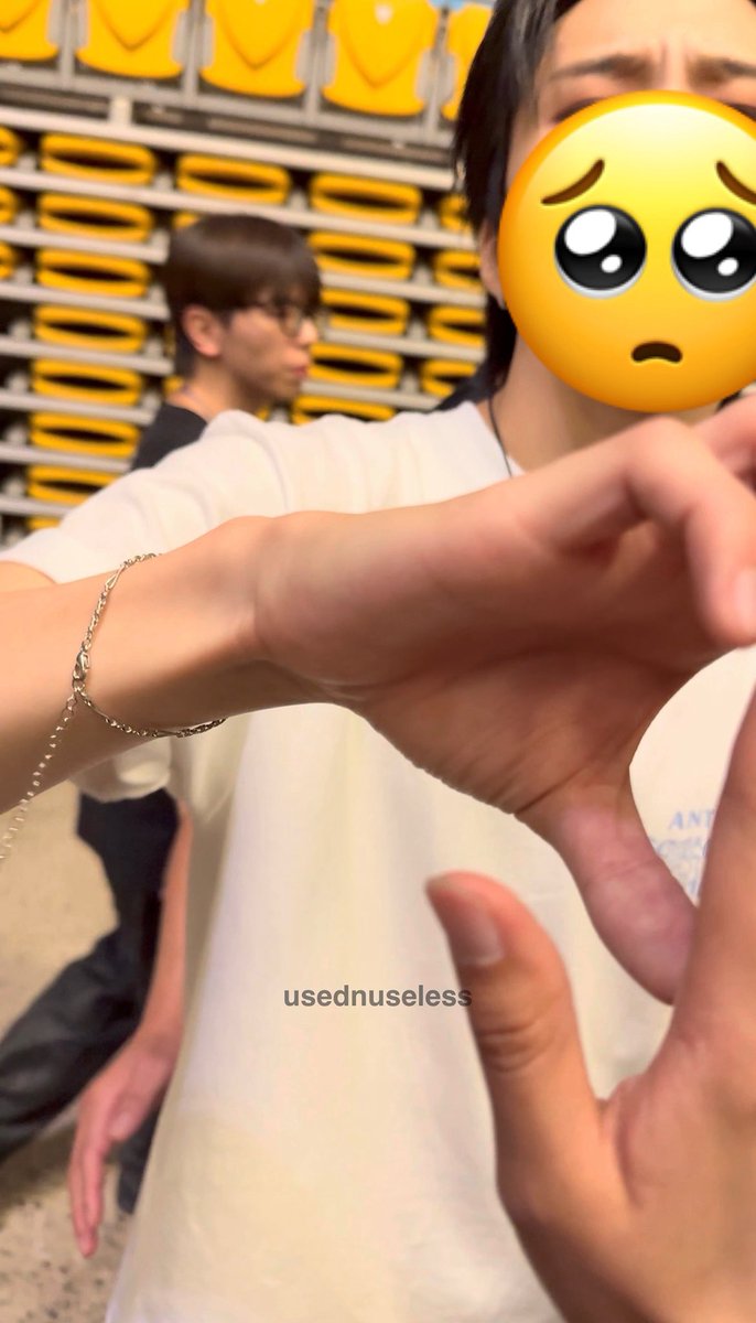usednuseless's tweet photo. @2sige2 임무에 집중하느라 반쪽하트 손으로 막아버림 https://t.co/ub4zC3mbEA