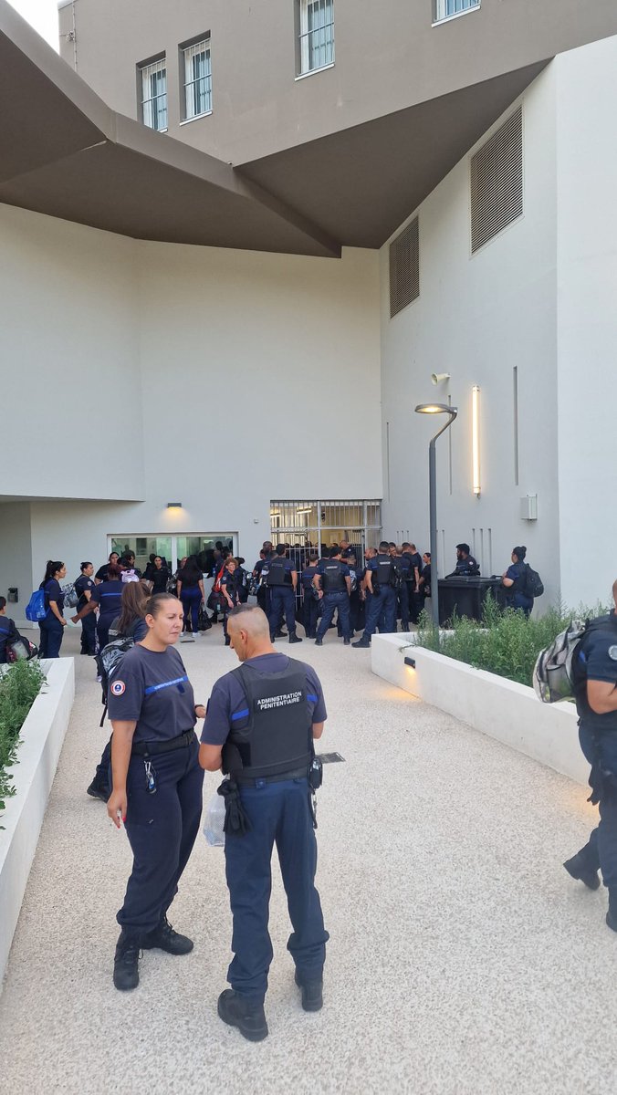 SyndFoJustice's tweet photo. 👏 FO Justice remercie l’ensemble des personnels mobilisés dans la majorité des établissements pénitentiaires.  

Nous continuerons à défendre chaque collègue injustement mis en cause, à dénoncer les attaques visant l’ensemble de notre profession et à porter haut la voix des personnels pénitentiaires. Parce que défendre les agents, c’est défendre le service public pénitentiaire. 
 
✊ À l’appel de FO Justice, les personnels ont fait entendre leur colère.  

#FOJustice #Mobilisation #PersonnelsPénitentiaires #RienLâcher