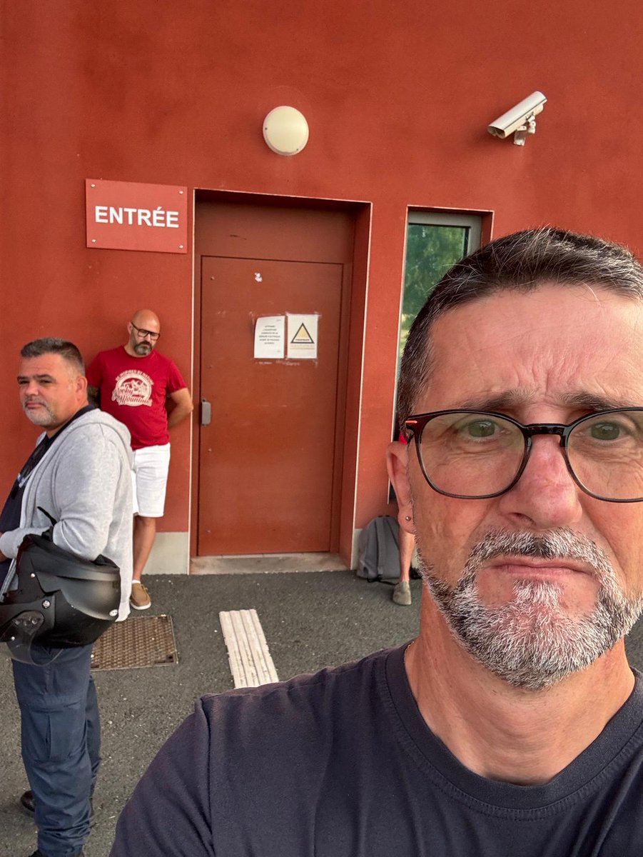 SyndFoJustice's tweet photo. 👏 FO Justice remercie l’ensemble des personnels mobilisés dans la majorité des établissements pénitentiaires.  

Nous continuerons à défendre chaque collègue injustement mis en cause, à dénoncer les attaques visant l’ensemble de notre profession et à porter haut la voix des personnels pénitentiaires. Parce que défendre les agents, c’est défendre le service public pénitentiaire. 
 
✊ À l’appel de FO Justice, les personnels ont fait entendre leur colère.  

#FOJustice #Mobilisation #PersonnelsPénitentiaires #RienLâcher