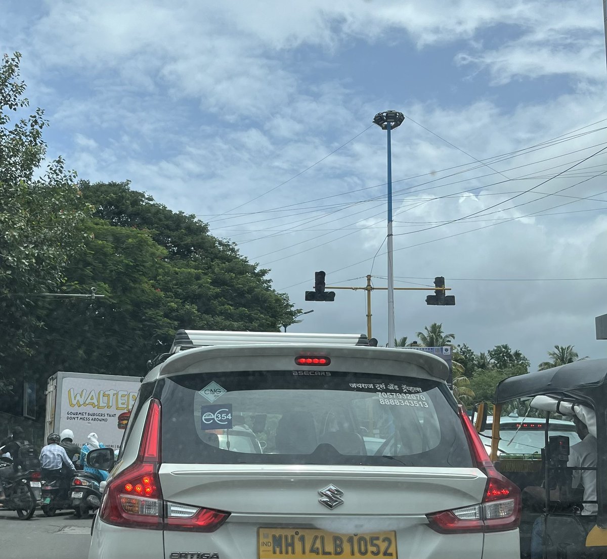 PradeepHardikar's tweet photo. These puzzles do not tax my brain anymore. I solve them at runtime.
Senapati Bapat Road near Marriott.
#puneroads
#trafficwoes https://t.co/BFfHYFPdfU