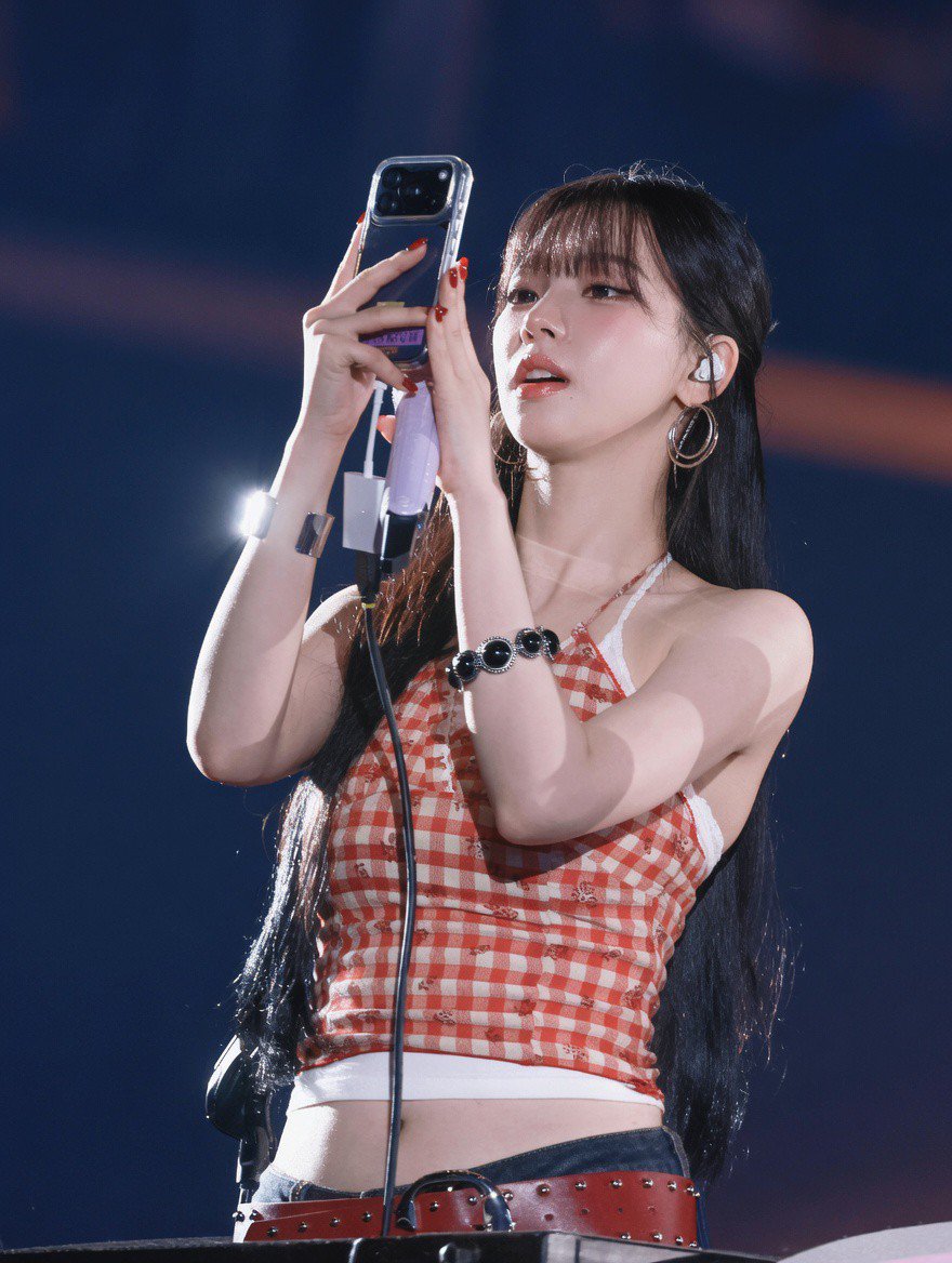 karinaspics's tweet photo. KARINA LOOKS TOO GOOD TODAY https://t.co/sxo0eEeiUK