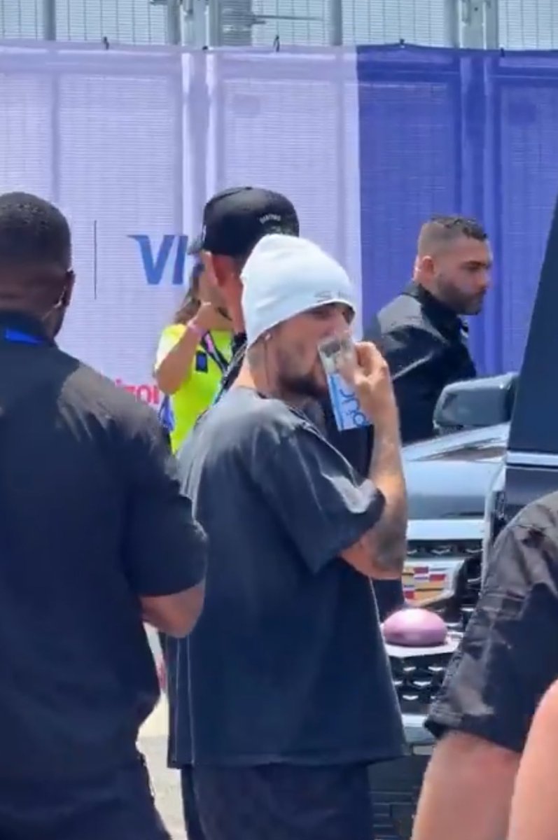 SweetartChef's tweet photo. Justin Bieber enjoying some PÜR gum ahead of the fifa World Cup https://t.co/b0a8ID8LyH