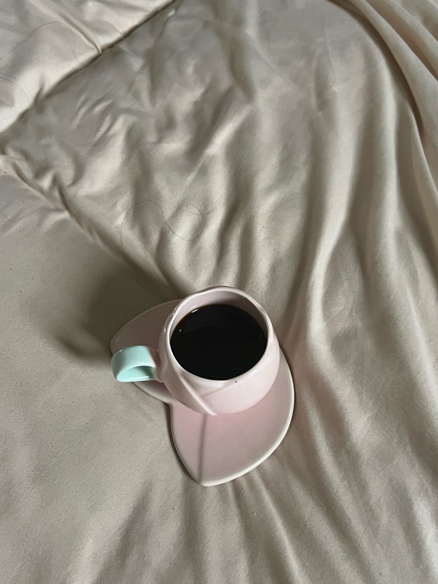 1vl1o's tweet photo. قهوه صباحيه 🤍💆🏻‍♀️ https://t.co/sPBl6PeWN0