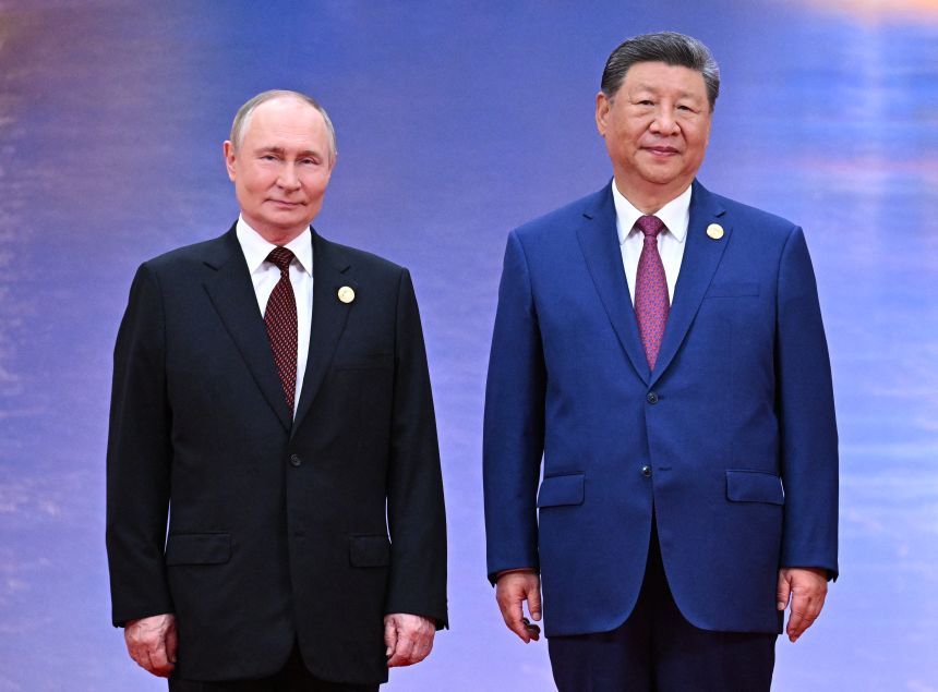 marsetac's tweet photo. Mentre da noi i soliti noti celebrano l’invincibilità della Russia e si plaude all’asse Mosca-Pechino come portante per il nuovo ordine mondiale, gli analisti osservano come “l’amicizia senza limiti” citata da Putin agli incontri con Xi sia ormai una dipendenza senza limiti.

La prova del nove è in questi mesi lo stallo del progetto del gasdotto Power of Siberia 2, che il Cremlino spiega essere ancora oggetto di trattative, sebbene il Wall Street Journal abbia rivelato una situazione assai più complessa. Sembra infatti che lo stallo sia determinato dal mancato accordo sulle tariffe del gas. Pechino lo vorrebbe pagare al prezzo interno russo, cioè 50 dollari per 1.000 metri cubi, invece degli attuali 258,80 (che peraltro includono già uno sconto di sudditanza del 39%). In questo modo l’infrastruttura, la cui realizzazione costerebbe miliardi, diventerebbe un investimento in perdita per la Russia. Si tratta di una richiesta che nessuno farebbe ad un “amico” in difficoltà, ma che la Cina può permettersi di avanzare, dal momento che la Russia non ha alternative per risollevare le sorti del mercato del gas, orfano dei ricchi acquirenti europei, che ha trascinato in perdita i bilanci di un colosso come Gazprom, il cui valore azionario è ai minimi da quasi un ventennio.

Secondo il Carnegie la strategia di Pechino è quella di far cuocere la Russia fino al punto di non poter rifiutare le condizioni sfavorevoli pur di fare cassa. Una tecnica ormai consolidata in questa straordinaria ma piuttosto sbilanciata “amicizia”.

Quanto la lancetta penda dalla parte cinese lo si capisce proprio dalle relazioni commerciali tra i due paesi. Gli scambi hanno raggiunto quota 244 miliardi di dollari nel 2024, sono scesi a 228 miliardi nel 2025 e sono ora riesplosi nel 2026, raggiungendo quota 134,2 miliardi nei primi 6 mesi (+25,6%). Le cifre nude mostrano una bilancia commerciale favorevole a Mosca per circa 13 miliardi (cioè vende più di ciò che acquista), ma la tipologia delle merci e le dinamiche dei prezzi rivelano una situazione assai diversa. La Cina fa infatti il pieno di materie prime russe a prezzi ridicoli, mentre vende componenti tecnologiche ad alto valore aggiunto a prezzi anche quadrupli rispetto ai valori di mercato, un sovrapprezzo che le aziende cinesi chiedono a titolo di “indennità di rischio” legata a possibili sanzioni occidentali. Per questo stesso motivo chip e macchinari venduti non sono nemmeno di ultima generazione (destinati, quelli, ai mercati occidentali) e vengono realizzati con scarsa cura. Secondo documenti interni all’industria russa rivelati da Australian Institute of International Affairs il tasso di semiconduttori difettosi è passato dal 2% del periodo pre-guerra ad un mostruoso quasi 50%, causando problemi enormi alle catene industriali russe. Un grattacapo non da poco, visto che la Repubblica Popolare Cinese fornisce tra il 70 ed il 90% della componentistica tecnologica.

La sproporzione nei rapporti di forza sta poi non solo nei numeri, comunque impressionanti (la Cina rappresenta il 40% del mercato russo, mentre la Russia vale il 3-4% di quello cinese), ma anche in elementi non proprio secondari come la dipendenza dallo Yuan, divenuto valuta di riferimento per borsa e scambi commerciali a seguito dell’esclusione di Mosca dal sistema SWIFT. Questo dà a Pechino un enorme potere di leva finanziaria. Se le banche cinesi decidono di stringere i controlli (come sta già accadendo per paura delle sanzioni secondarie degli Stati Uniti), il commercio estero russo rischia la paralisi.

Ma i timori a Mosca si concentrano soprattutto sui pericoli di colonizzazione industriale e demografica. L’invasione di auto cinesi è il sintomo più evidente del rapido smantellamento dell’industria manifatturiera nazionale in favore di importazioni dalla Cina. Ma vale anche la pena citare l’emblematico caso della Siberia.

I territori dell'Estremo Oriente russo sono immensi, ricchi di risorse, ma quasi vuoti. A causa della crisi demografica russa e della fuga dei giovani verso Mosca o San Pietroburgo, la popolazione locale è scesa a circa 6-8 milioni di abitanti nell'intera fascia di confine. Appena oltre il fiume Amur, le province cinesi del nord-est (come l'Heilongjiang) ospitano oltre 100 milioni di persone. Decine di migliaia di cittadini cinesi in questi anni si sono stabiliti in Siberia con visti commerciali o di lavoro. Gestiscono mercati, aziende agricole, concessioni forestali e imprese edili. In molte città siberiane, l'economia di sussistenza dipende interamente da loro.

Il problema è che la percezione della popolazione locale siberiana verso la Cina è spesso di forte risentimento, alimentata da quello che molti vedono come un saccheggio legalizzato delle risorse naturali. Per anni, aziende cinesi (spesso in joint-venture con oligarchi o funzionari russi corrotti) hanno ottenuto concessioni per tagliare enormi porzioni di taiga siberiana. Il legname grezzo viene spedito in Cina per essere lavorato, lasciando alla Russia il danno ambientale e pochissimo valore aggiunto. Ma la situazione di maggiore tensione è quella che riguarda il Lago Baikal. Il Baikal, la più grande riserva d'acqua dolce del pianeta e luogo sacro per i russi, è diventato una meta di turismo di massa cinese. Hanno fatto scalpore le proteste dei residenti russi contro la costruzione di hotel e persino di impianti di imbottigliamento cinesi destinati a esportare l'acqua del lago a Pechino.

Per vedere il ribaltamento dei rapporti di forza basta osservare come si sono evolute le città gemelle separate dal fiume Amur, come Blagoveščensk (Russia) e Heihe (Cina). Fino agli anni '90, la sponda russa era pi�� sviluppata e i cinesi attraversavano il fiume per vendere merci a basso costo. Oggi la situazione si è letteralmente invertita: Heihe è diventata una metropoli futuristica con grattacieli e luci a LED, mentre Blagoveščensk è rimasta ferma al passato post-sovietico. Gli abitanti russi della Siberia guardano oltre il fiume e vedono la modernità, finendo per dipendere dai servizi, dagli ospedali e dai centri commerciali cinesi.

È del tutto evidente che guerra in Ucraina comunque non finirà con la vittoria della Russia, che a quanto pare è vittima della legge del contrappasso. A furia di inseguire i propri deliri imperiali e di voler rendere Kiyv una colonia, le colonie le sta perdendo una ad una (Siria, Venezuela, Iran, Armenia e si mette male anche nel Sahel) ed è ormai prossima a diventare essa stessa vittima della più colossale colonizzazione di sempre.