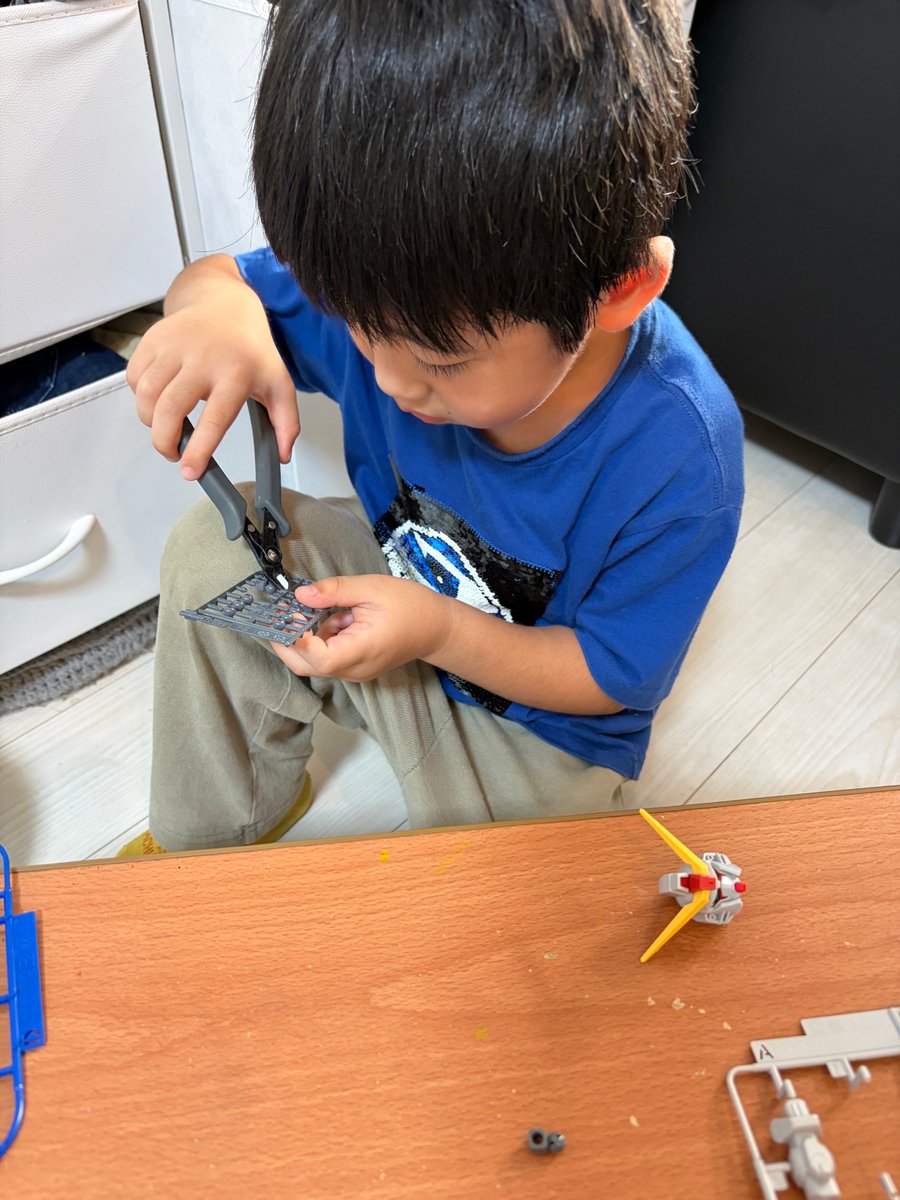 pizza_thunder's tweet photo. 5歳息子ガンプラ作った。
シールは自分が手伝いました。 https://t.co/0UKjhz83Pa
