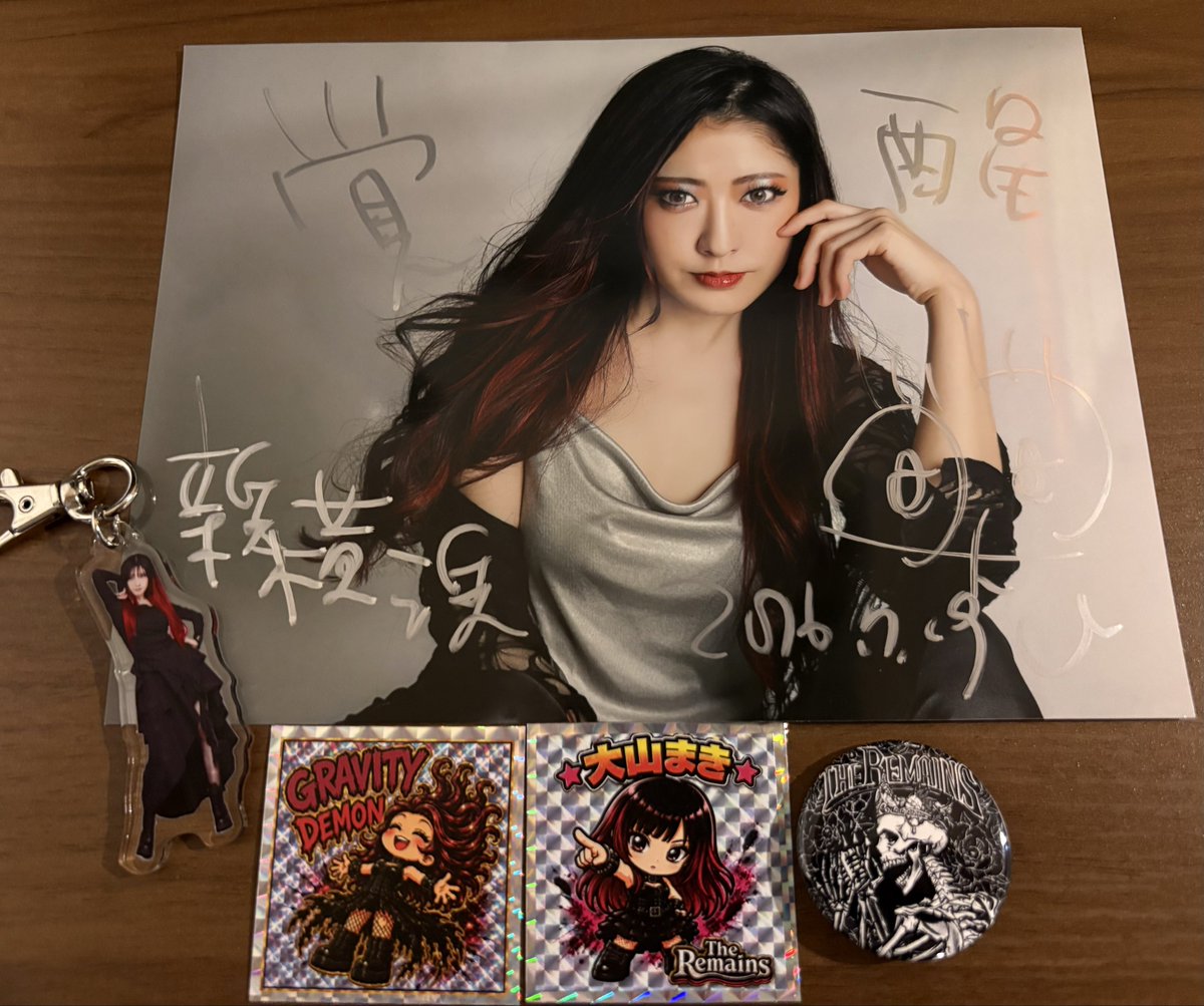 hiro15858157's tweet photo. 初めてのライブハウスだったけど、雰囲気も良くて最高だった。ヨーロッパから帰ってきたまきちゃんのステージは圧倒的で文句なしの過去一！新曲も聴けたし、バラードでは何故か涙でちゃうんだよね。
かっこいいんだけど、なんかかわいいまきちゃん
行くからには楽しむ精神で大勝利の夜でした。
#大山まき