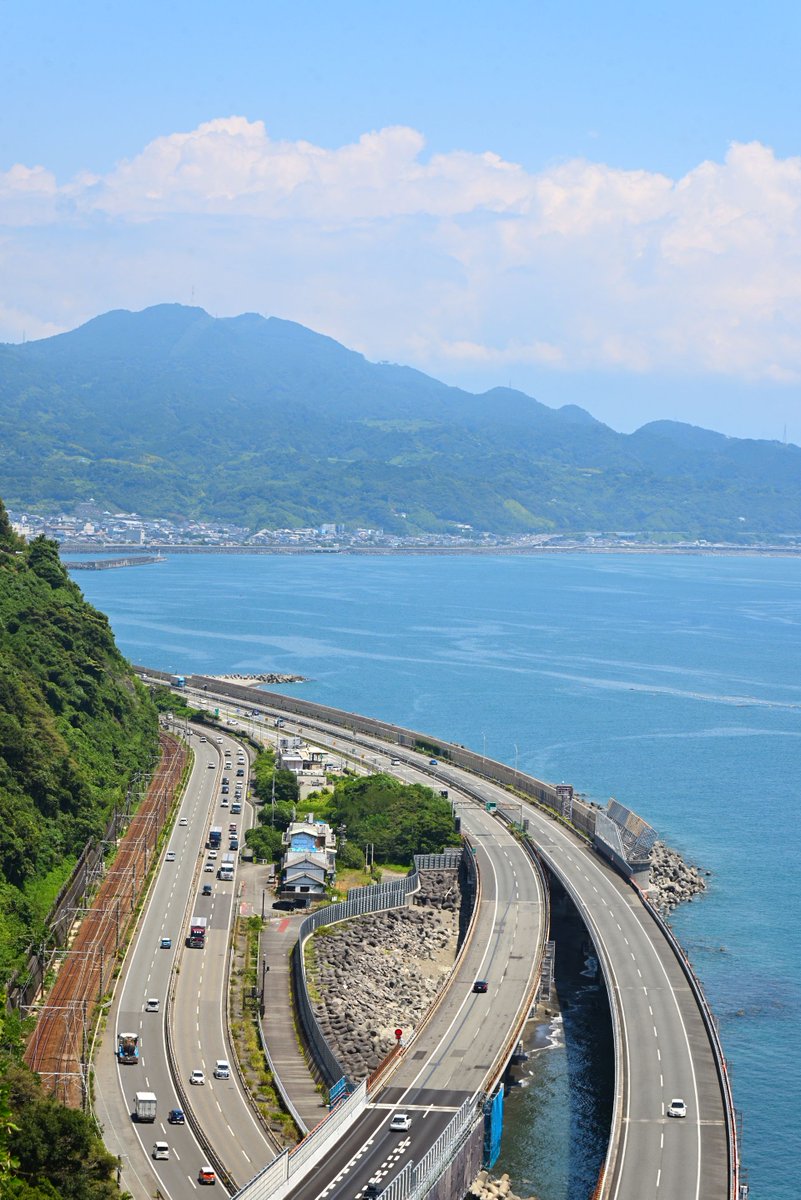 paradiso4932's tweet photo. 興津の薩田峠に行ってみた。富士山は、恥ずかしがり屋さんなので、隠れてしまった。画角(24,35,50,85)を変えて試し撮り。うーん絵になるね。
#薩田峠 #東海道53次　＃Nikon https://t.co/HjkCWfXzVO