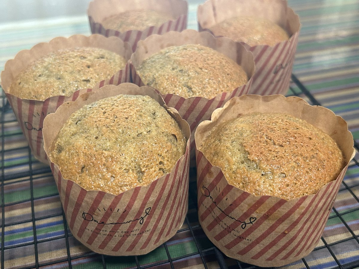 245nishiko's tweet photo. 緑茶をミルで粉末にして
カップケーキ作って
アイシングをかけてみた https://t.co/Z7DG8dPER7