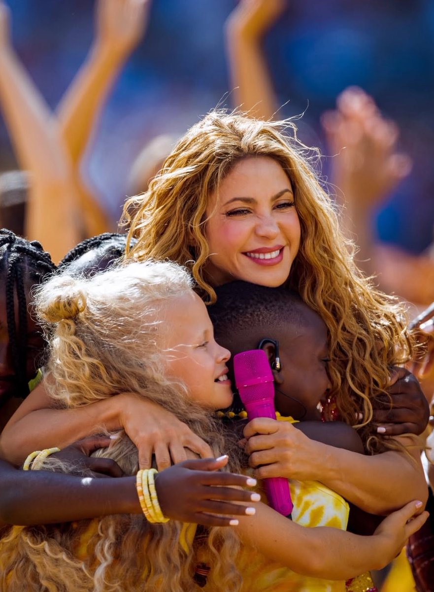 Memes_Shakira2's tweet photo. Me perdí el partido y el medio tiempo, ¡pero qué foto, señores! 😍 https://t.co/k711yNTPEw