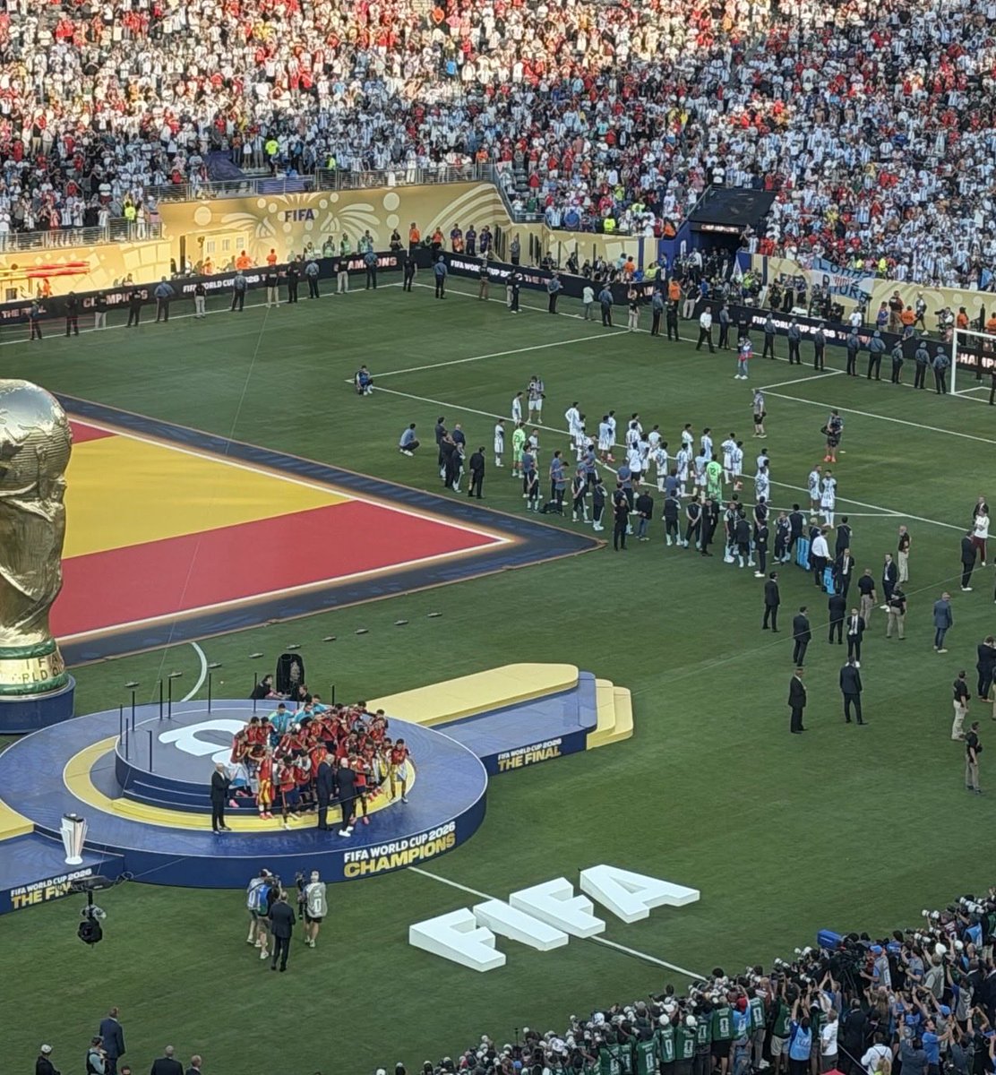 arandatv's tweet photo. Si cuando pierdes das la espalda a los que te han ganado siendo mejores luego que no se te llene la boca hablando de saber competir. El problema del que se cree ganador antes de jugar  con su épica,la fe, la raza y demás boludeces. Puedes renunciar al balón pero no al respeto https://t.co/FLgT39EAHC