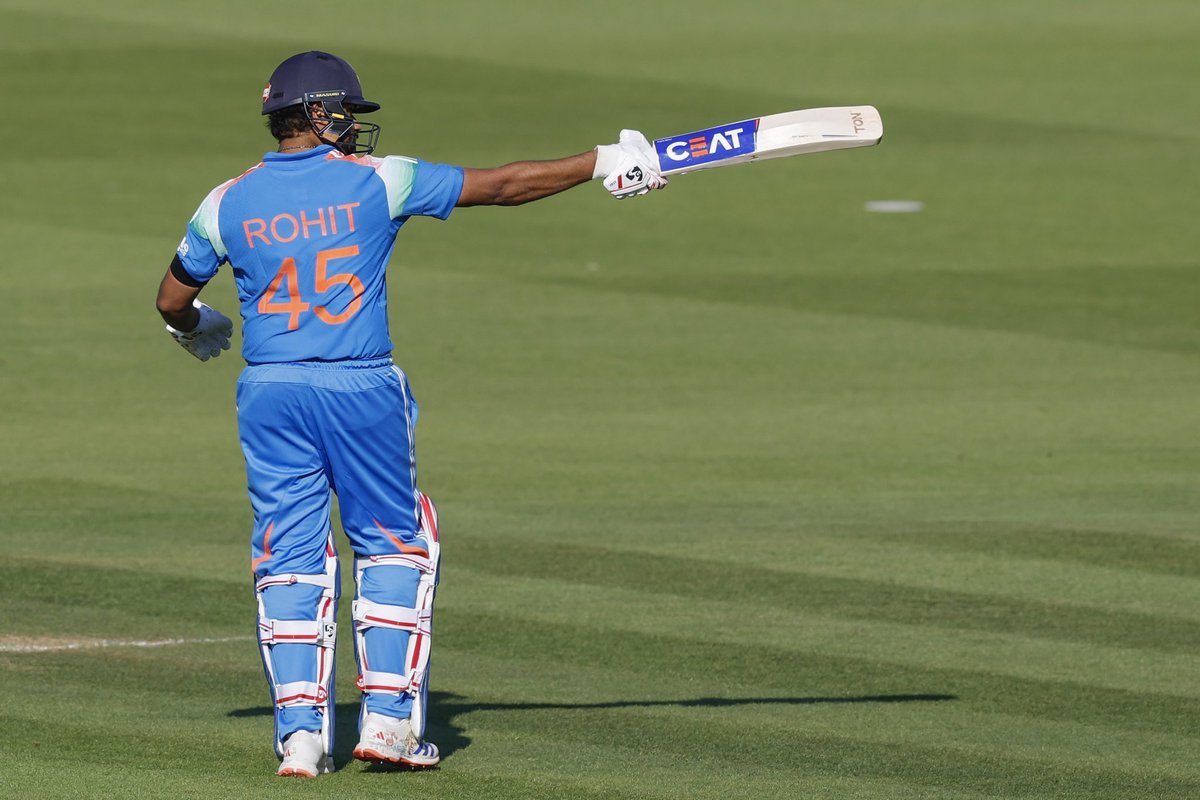 atesh98's tweet photo. The Hitman show 

Retirement की अफवाओं के बीच तेरे शतक का शोर गूंज रहा है, ओर जाके कह दो दुनिया से world cup को पाने वो फिर से आ रहा है..!!!
@ImRo45 @mipaltan @BCCI @ICC #Hitman #RohitShrama @GautamGambhir https://t.co/H9vpsH7xqr