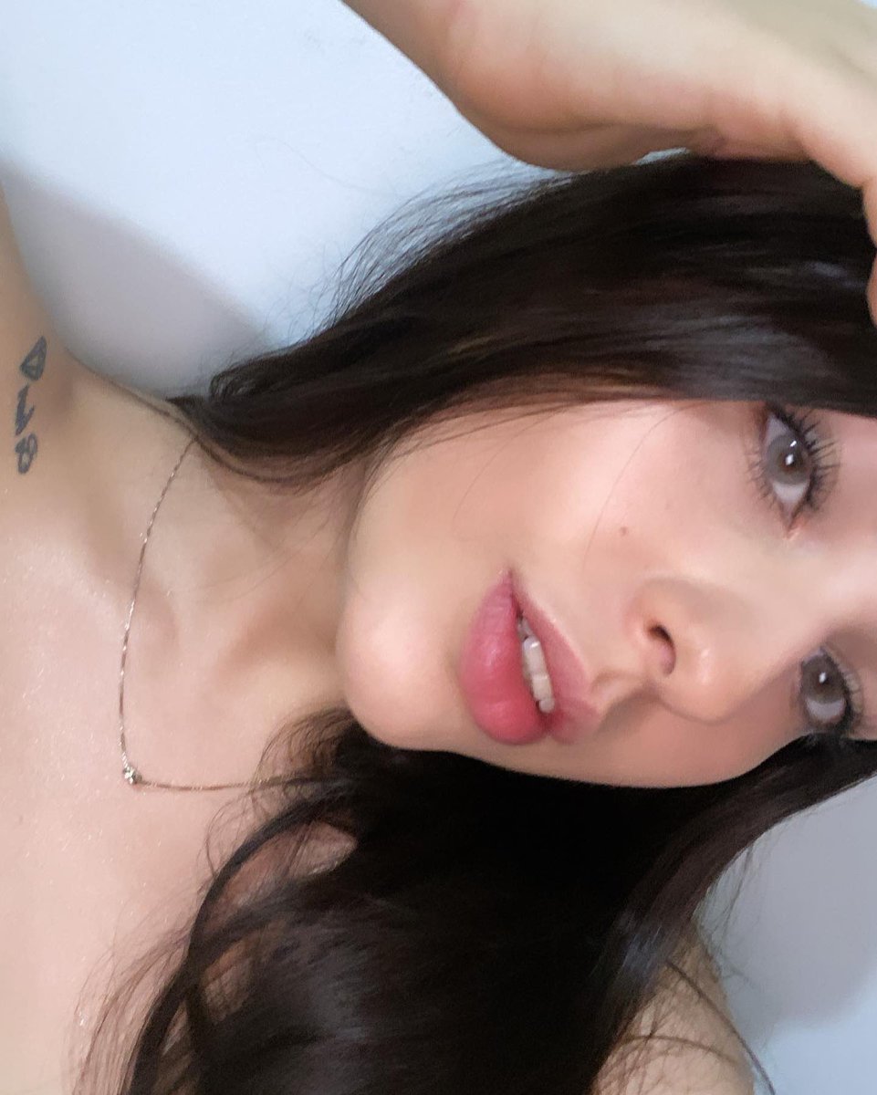 valenxxxiaa's tweet photo. Bored https://t.co/ElMeEXCoDK