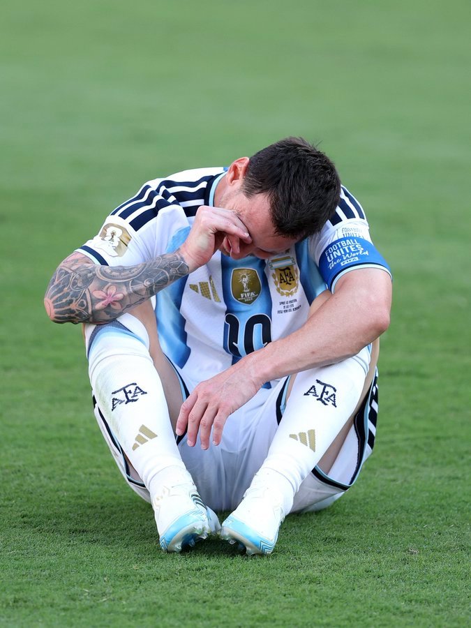 Artez501's tweet photo. Leo Messi, in tears after the game.🥺 https://t.co/6isIU8hOx3