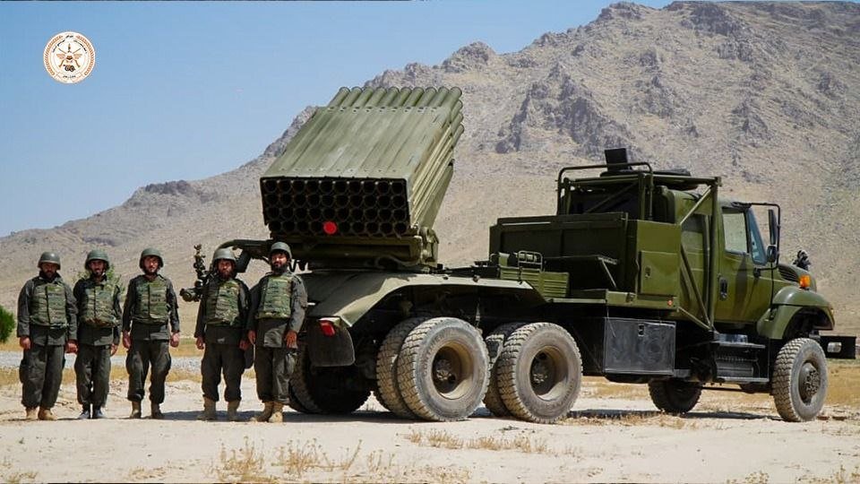 TheGreyPatriot_'s tweet photo. 🇦🇫 Today's graduation showcase of new recruits on BM-21 "Grad" MLRS.

Notice its mounted on former 🇺🇸 Navistar 7000 series truck.

#Afghanistan #Afghan #Today #Taliban #Military #Army #Rocket #Missile #Launcher #Training #Grad #BM21 #Tactical https://t.co/yK9wvtYFqU