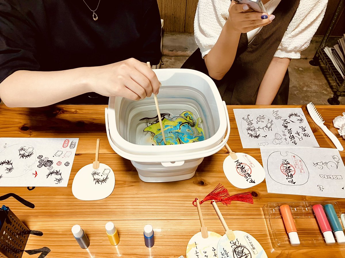 TERA_space76's tweet photo. 昨日の腕輪念珠作りとお線香作り、そして漆扇作り体験の様子ですおんぶ

初めて漆扇作り体験のご案内でした🤣
まだまだ不安な点がありましたが、楽しんでいただけてよかったです✨

#京都
#体験
#スピ活 
#腕輪念珠
#寺スペース https://t.co/E96UEtFNoL