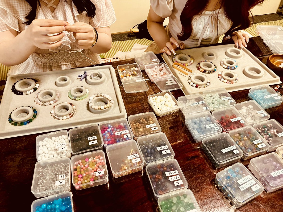 TERA_space76's tweet photo. 昨日の腕輪念珠作りとお線香作り、そして漆扇作り体験の様子ですおんぶ

初めて漆扇作り体験のご案内でした🤣
まだまだ不安な点がありましたが、楽しんでいただけてよかったです✨

#京都
#体験
#スピ活 
#腕輪念珠
#寺スペース https://t.co/E96UEtFNoL