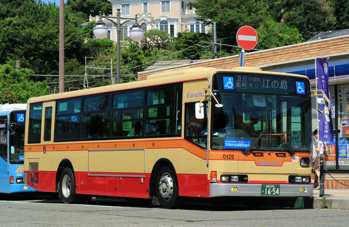 HvfLV7E3F2msosn's tweet photo. 2026.7.20
本日は、海の日限定、神奈中バスの｢臨時 急行 平塚駅南口経由江の島行｣が運行されました🚌 今年も大磯駅で往路の便の様子を見てきましたが、平塚営業所｢ひ4｣と｢ひ120｣が使用されました✨ いや～今回もも大盛況でしたね😲 https://t.co/gwaOJo6Cki