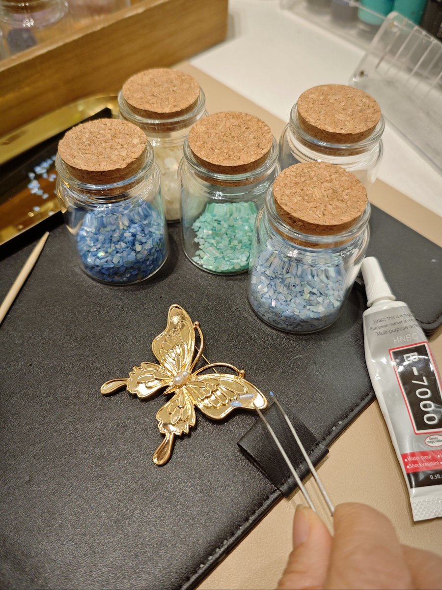 drinkmoredrink's tweet photo. Just made a custom neon-style keychain with my old resin scraps u0026 a tiny UV lamp! Super easy weekend DIY that turns trash into cute pocket decor ， https://t.co/zHnC7vtOOw