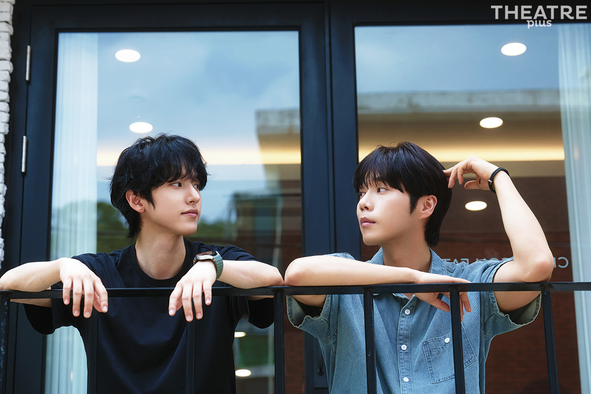 theatreplus_twt's tweet photo. [인터뷰🎙] 음악극 <브로크백 마운틴>이 국내 초연되고 있습니다⛰️ 이번 무대에서 배우 홍승안과 정휘가 각각 에니스, 잭 역을 연기하는데요. 깊은 우정을 다져 온 두 사람은 완벽한 호흡으로 무대를 채웁니다. 진심과 다정함으로 가득한 이들의 이야기를 만나보시죠!
-
📲 https://t.co/TybgeGYxX2 https://t.co/DCQAU5pM2n