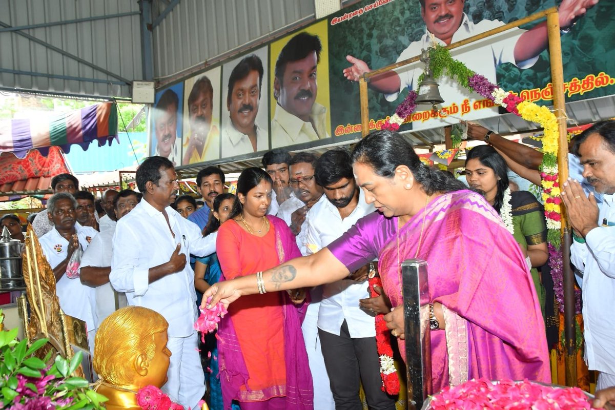 PremallathaDmdk's tweet photo. கேப்டனின் நினைவைப் போற்றும் வகையில், அவரது ஆசீர்வாதத்துடன் அன்னதான சேவை கேப்டன் ஆலயத்தில் தொடர்ந்து நடைபெற்று வருகிறது.
"மக்களுக்காகவே கேப்டன்... மக்களால் கேப்டன்... மக்களுக்காகவே வாழ்ந்தவர் கேப்டன்." என்ற உயரிய எண்ணத்தை நெஞ்சில் சுமந்து, இல்லாதோருக்கும் எளியோருக்கும் உதவும் https://t.co/8Q94x0eQLd