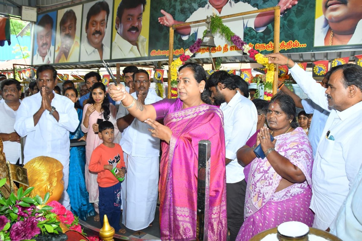 PremallathaDmdk's tweet photo. கேப்டனின் நினைவைப் போற்றும் வகையில், அவரது ஆசீர்வாதத்துடன் அன்னதான சேவை கேப்டன் ஆலயத்தில் தொடர்ந்து நடைபெற்று வருகிறது.
"மக்களுக்காகவே கேப்டன்... மக்களால் கேப்டன்... மக்களுக்காகவே வாழ்ந்தவர் கேப்டன்." என்ற உயரிய எண்ணத்தை நெஞ்சில் சுமந்து, இல்லாதோருக்கும் எளியோருக்கும் உதவும் https://t.co/8Q94x0eQLd