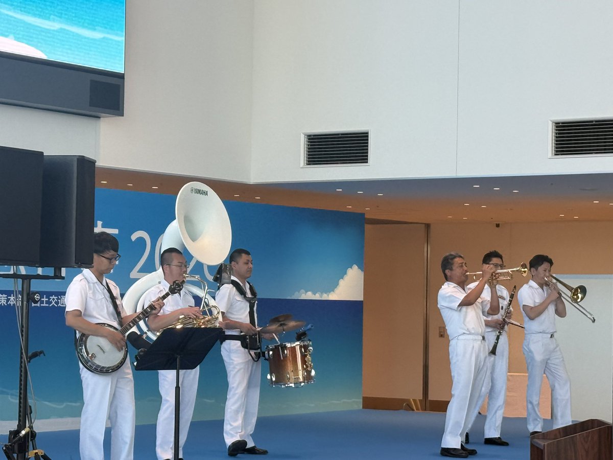 c2_sea_project's tweet photo. 海の日記念行事2026もいよいよ終盤🌊
海上自衛隊東京音楽隊による演奏で、会場は大盛り上がりです🎺✨
最後まで海の日を楽しみましょう！
#海の日記念行事2026 #海の日 #海上自衛隊 #東京音楽隊 https://t.co/xCTWmhKdCs